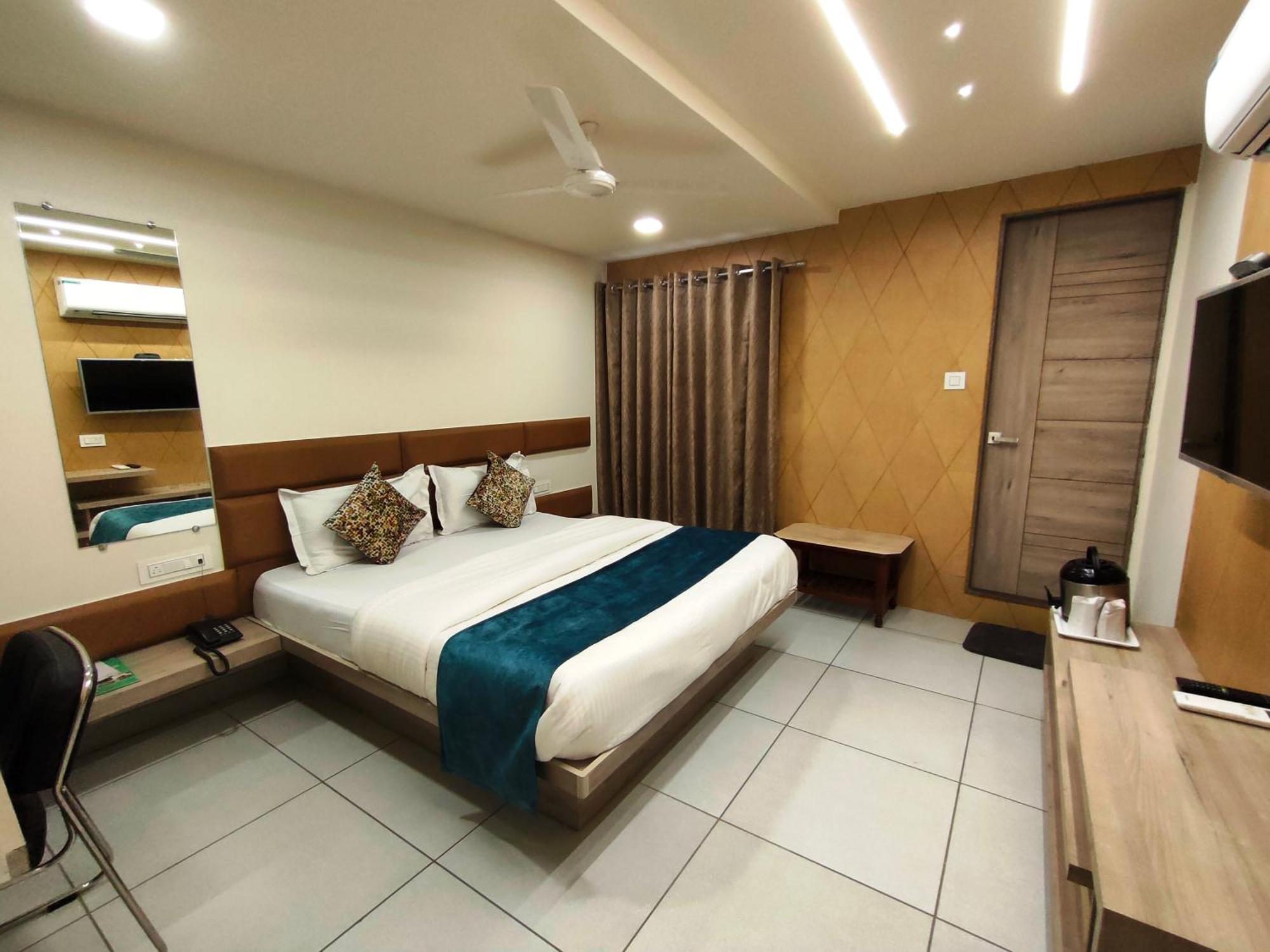 Hotel Kinara Amhedabad Dış mekan fotoğraf