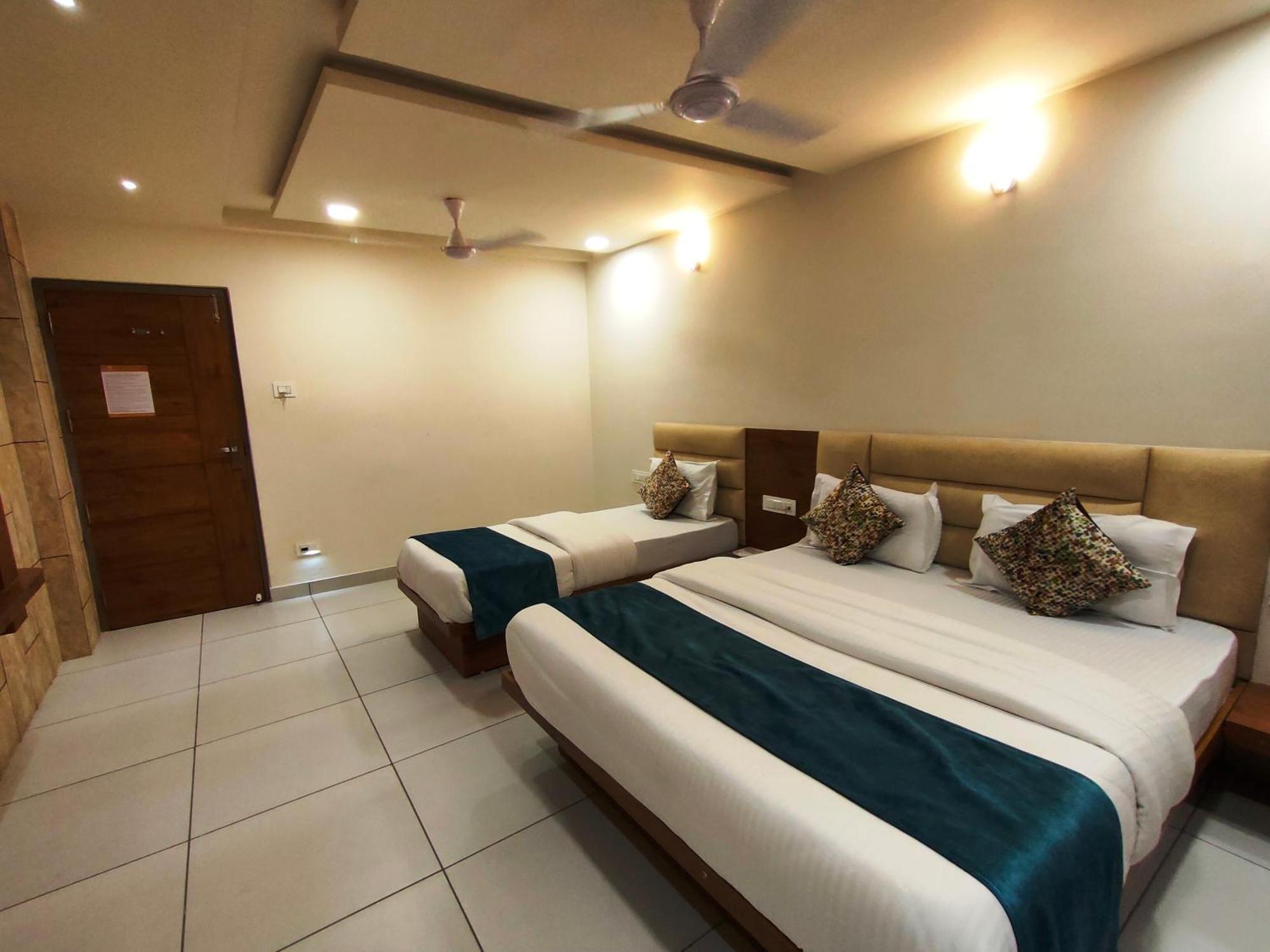 Hotel Kinara Amhedabad Dış mekan fotoğraf