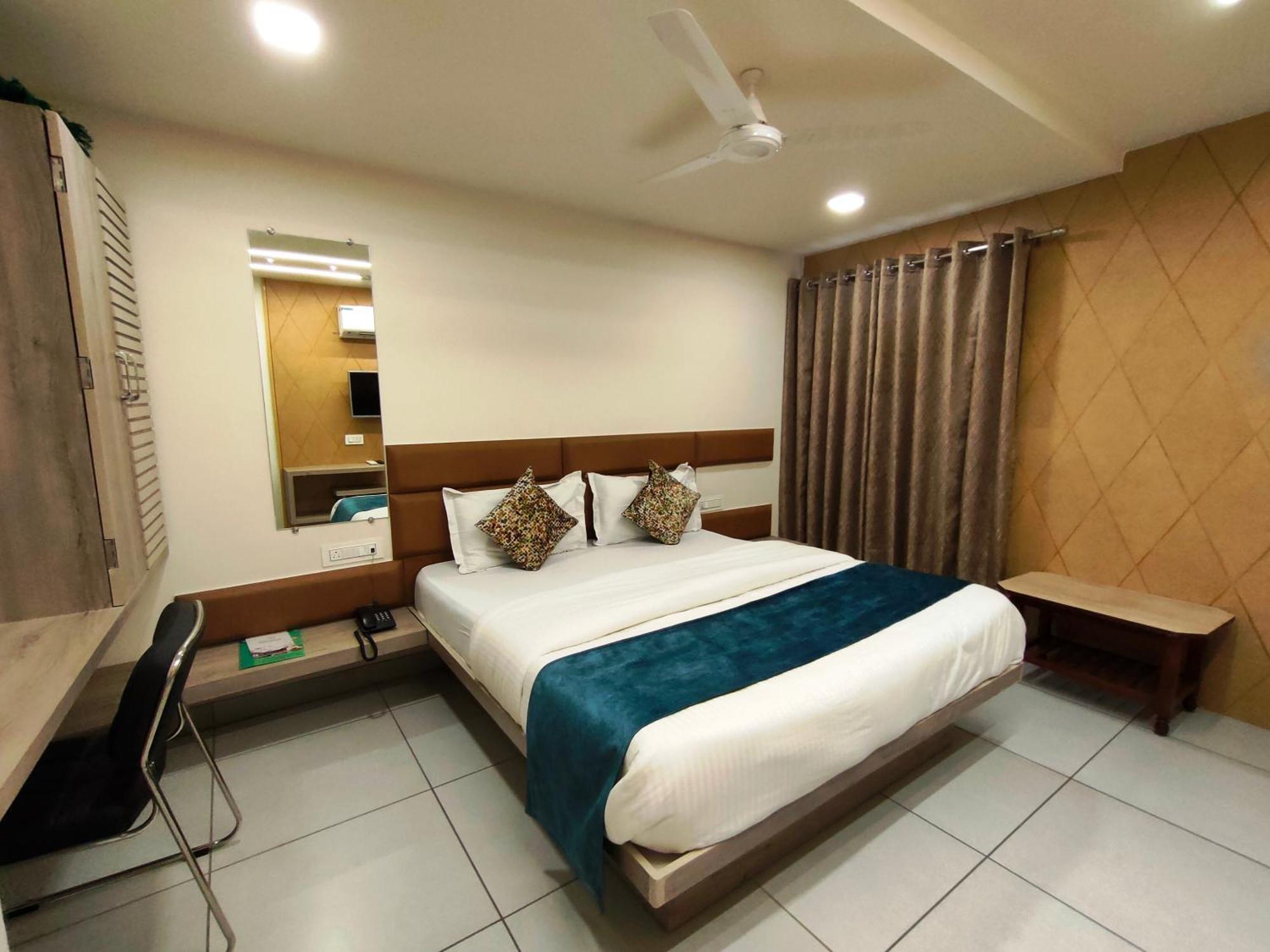 Hotel Kinara Amhedabad Dış mekan fotoğraf